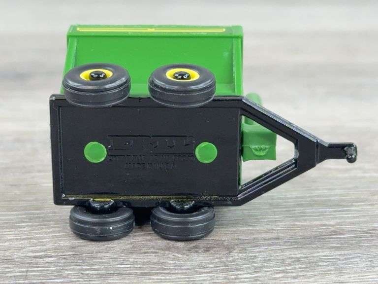 3 Mixer Mills-1 International, 2 Wagons, 1/64, 2 Mixers Missing Auger