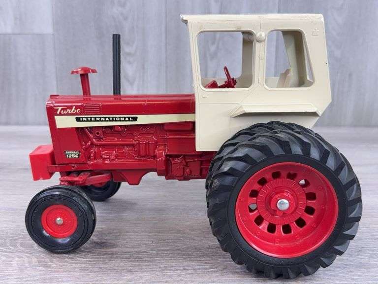 International Farmall 1256 WF Duals Cab, 1/16, Front Weights, Ertl