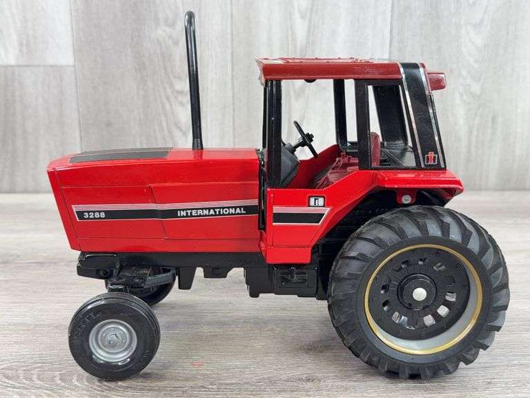 International 3288 WF, 1/16, Custom, Roof Is Cracked