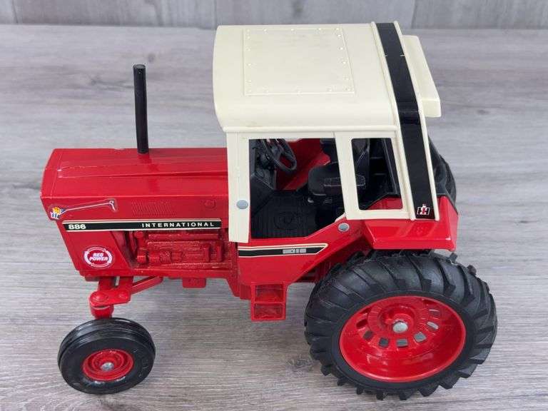International 886 WF, 1/16, Red Power, Custom