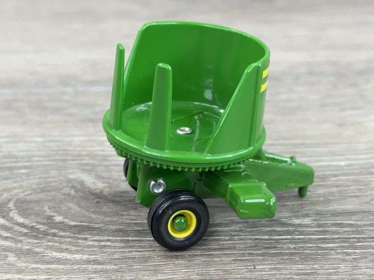 6 Round Balers & 1 Bale Processors, 1/64, Ertl, John Deere, International, Vermeer, Deutz-Allis, Some Missing Bales