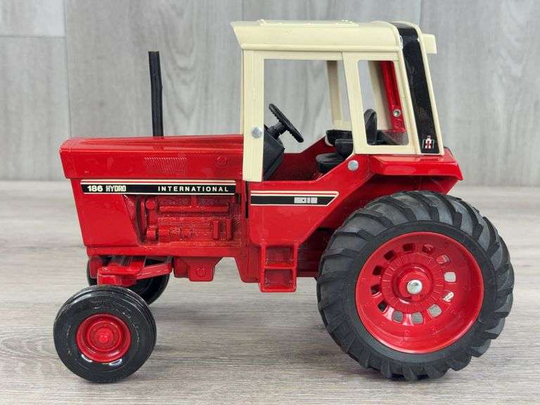 International 186 Hydro WF, 1/16, Custom