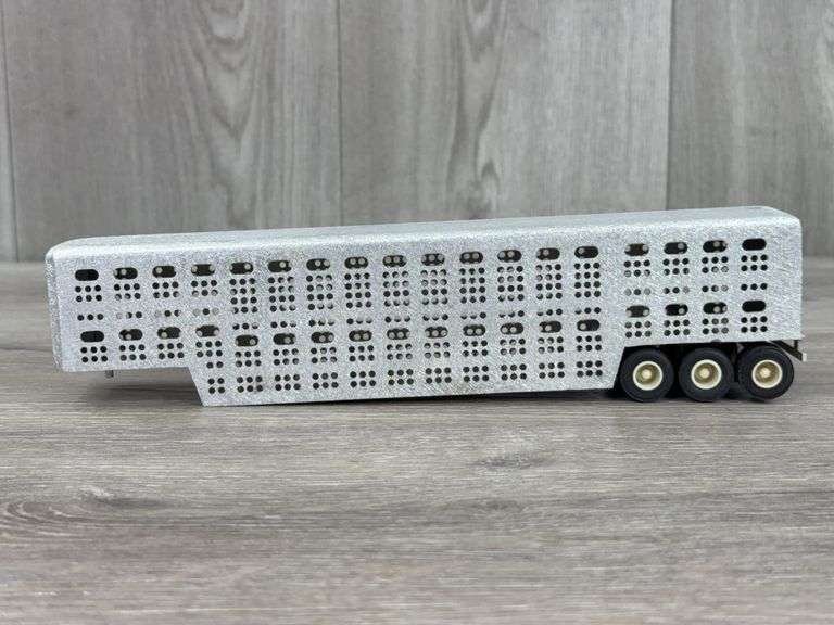 Tri-Axle Cattle Trailer, 1/64, Aluminum, Custom