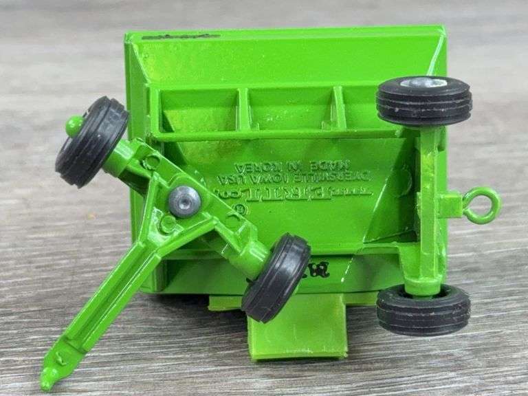 9 Grain Hopper Wagons, 1/64, Ertl