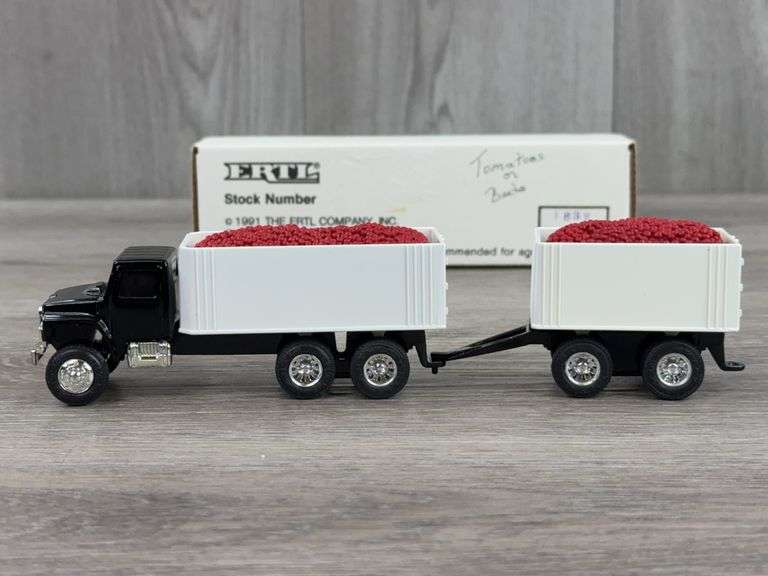 Tomatoes Delivery Truck W/Pup, 1/64, Ertl