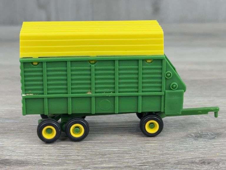 3 Forage Wagons, 1/64, 1 Ertl-1 Badger 1200 Scale Models, 1-Plastic