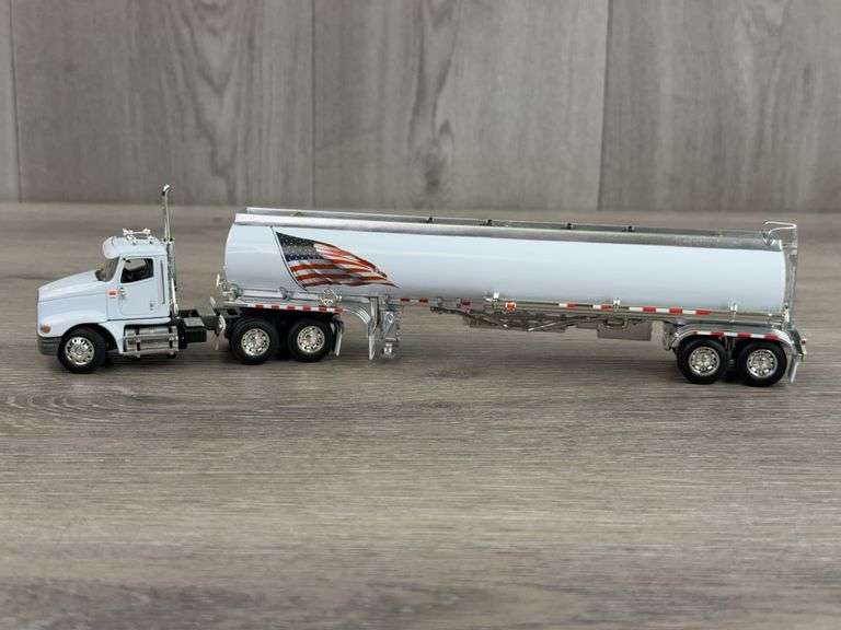 International Truck W/Tanker, 1/64, DCP, Missing Mirror