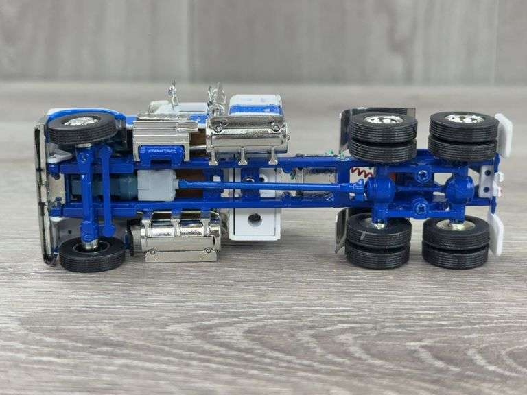 International Truck W/Tanker, 1/64