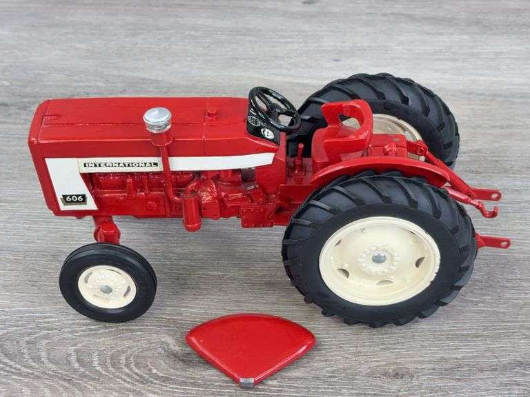 International 606 WF, 1/16, Custom, 3 PT., Fender & Shifter Broken Off, Fender Included