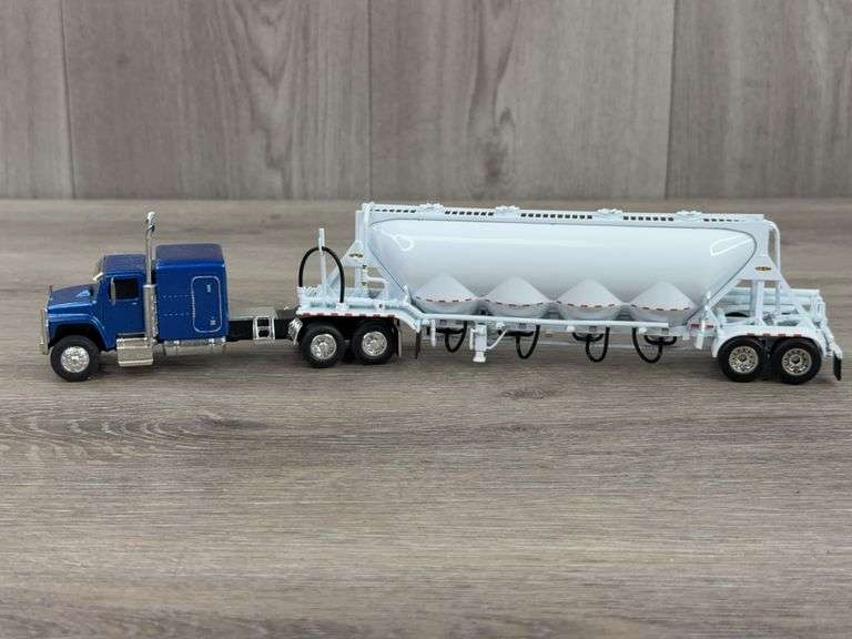 Custom International Truck W/Bulk Tanker, 1/64, Tanker Is Midwest Replicas