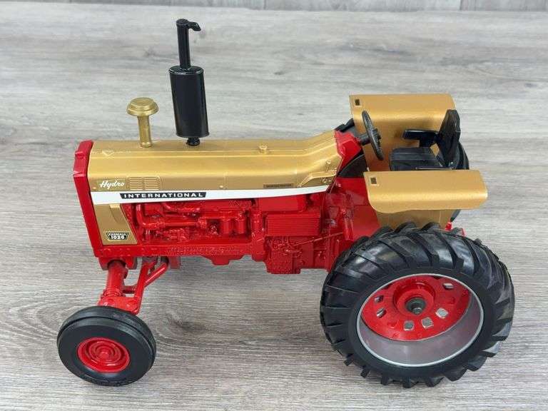 International Farmall Hydro 1026 WF, 1/16, Gold Demonstrator, Ertl