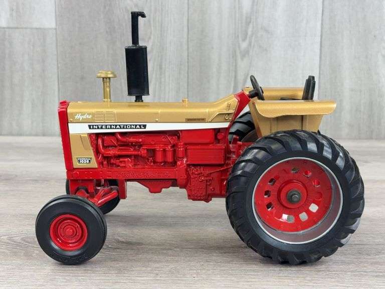 International Farmall Hydro 1026 WF, 1/16, Gold Demonstrator, Ertl
