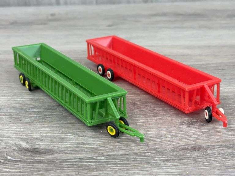 2-32' Portable Bunk Feeder Wagons, Standi Toys, 1 Green, 1 Red-Missing 1 Tire