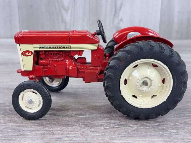 International 340 WF Utility, 1/16, Ertl, Seat Has Been Painted