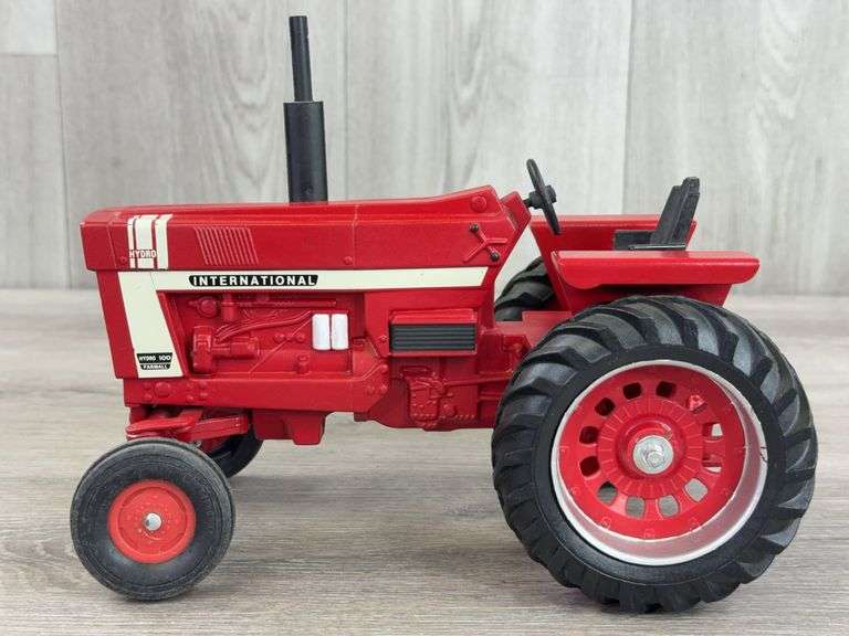International Farmall Hydro 100 WF, 1/16, Custom