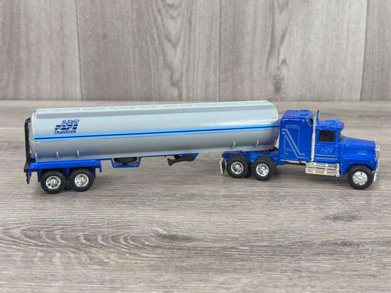 2 Ford LTL-9000 & 1 Kenworth T600A W/Tankers, 1/64, Ertl