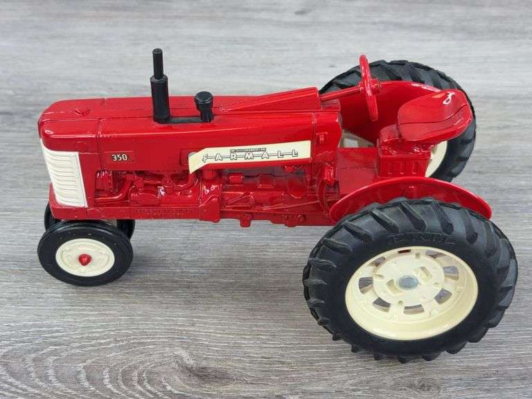 IH McCormick Farmall 350 NF, 1/16, Custom