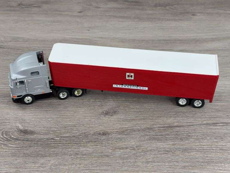 International Truck W/IH International Trailer Bank, 1/64, Bank-Liberty Classics, Limited Edition, Truck Is Ertl Collectibles