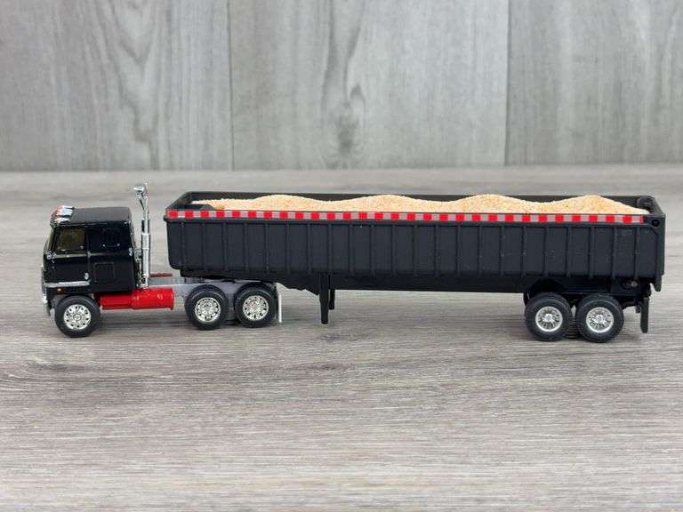 International Truck W/Grain Trailer, 1/64, Trailer Yatming-Loose Tires