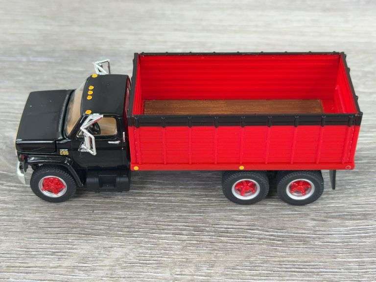 Chevy C65 Tandem Axle Grain Truck, 1/64, DCP By First Gear