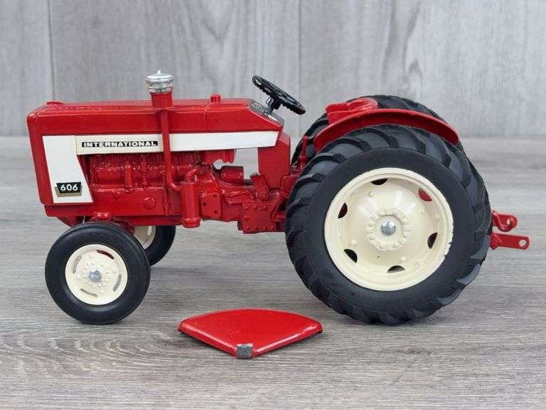 International 606 WF, 1/16, Custom, 3 PT., Fender & Shifter Broken Off, Fender Included