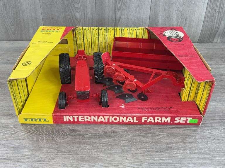 International 544 Farm Set, 1/16, Ertl, Missing Cows