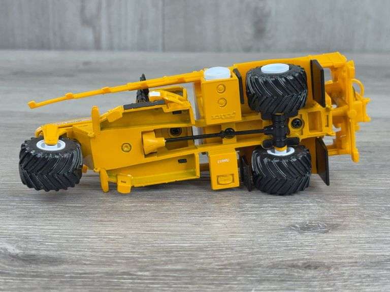 Terra-Gator 8103 Air Spreader, 1/64, Ertl