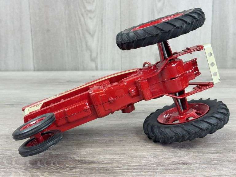 IH McCormick Farmall 460 NF, 1/16, Ertl
