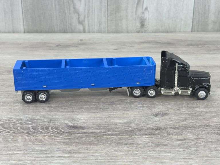 International Hill-T Farm & International Navistar Truck W/Bottom Dump Trailers, 1/64, Custom