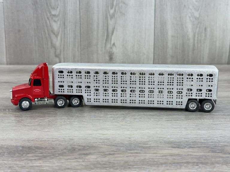 WhiteGMC WCA Conventional Aero Plainfield Trucking Tractor W/Livestock Trailer 1/64, Ertl Truck W/Custom Trailer