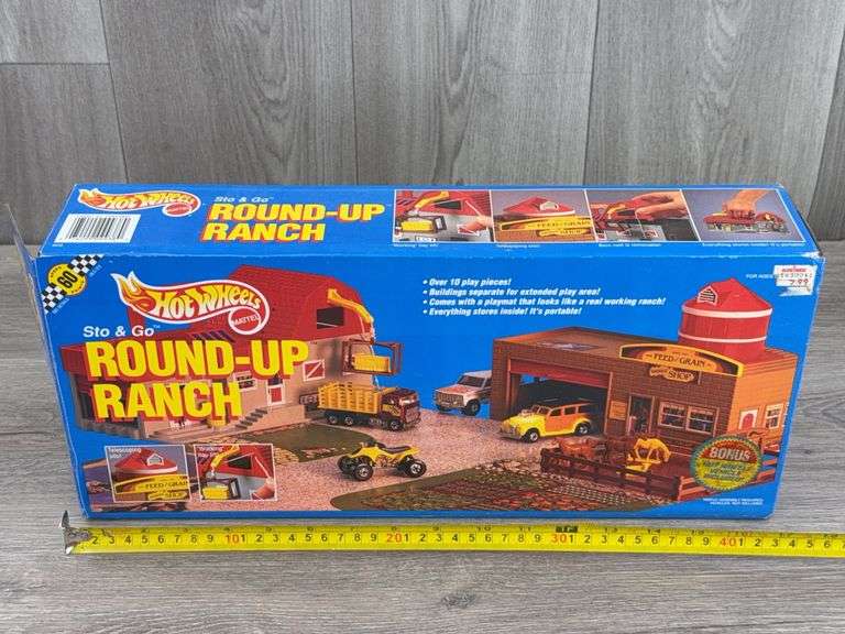 Hot-Wheels Sto & Go Round-Up Ranch, Over 10 Play Pieces, Mattel, Unsure If Complete