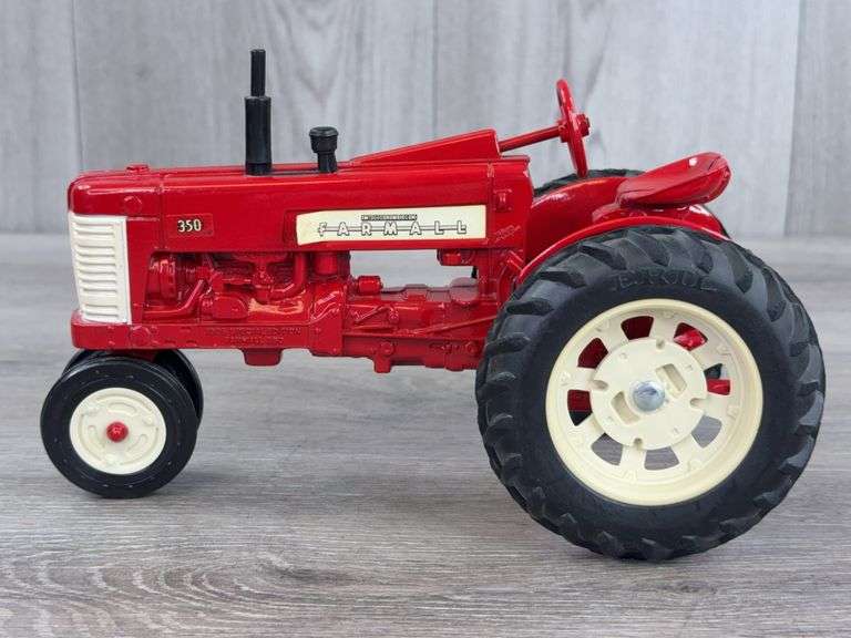 IH McCormick Farmall 350 NF, 1/16, Custom