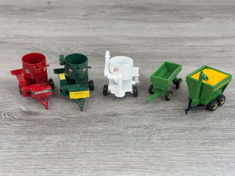3 Mixer Mills-1 International, 2 Wagons, 1/64, 2 Mixers Missing Auger