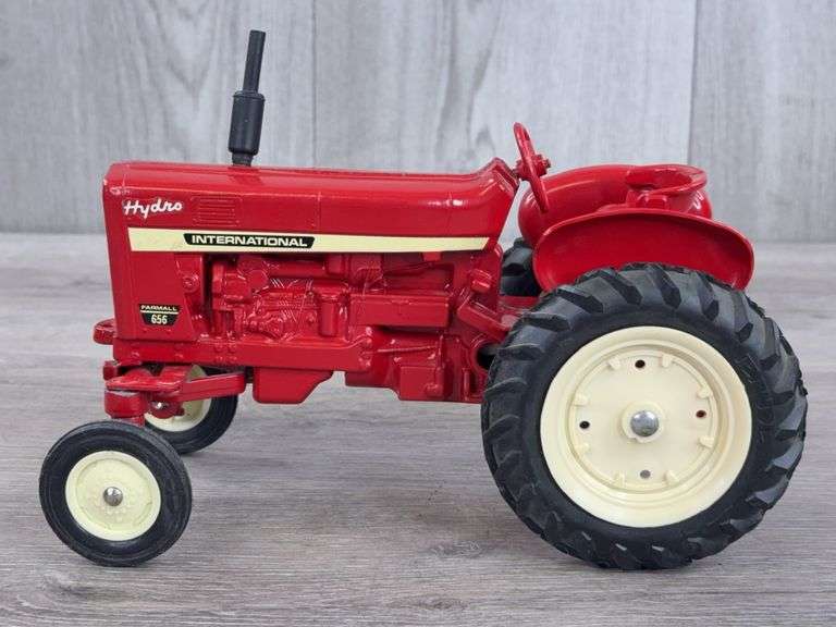 International Farmall Hydro 656 WF, 1/16, Custom