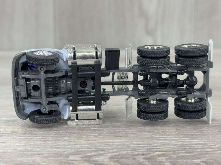 International Truck W/Tanker, 1/64, DCP, Missing Mirror