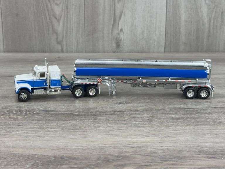International Truck W/Tanker, 1/64