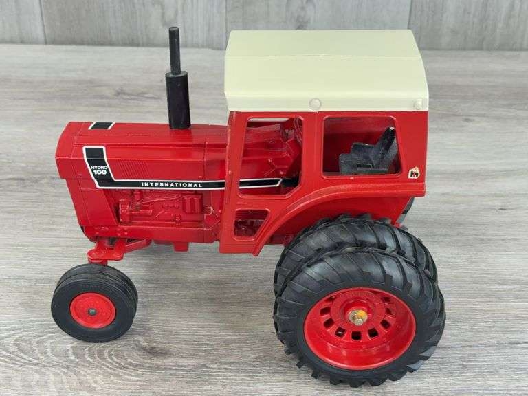 International Hydro 100 WF Duals, 1/16, Ertl, Customized