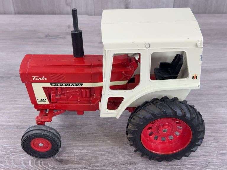 International Farmall 1066 WF Cab, 1/16, Ertl