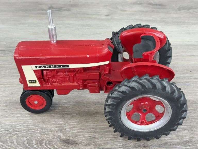 IH McCormick Farmall 656 NF, 1/16, Custom