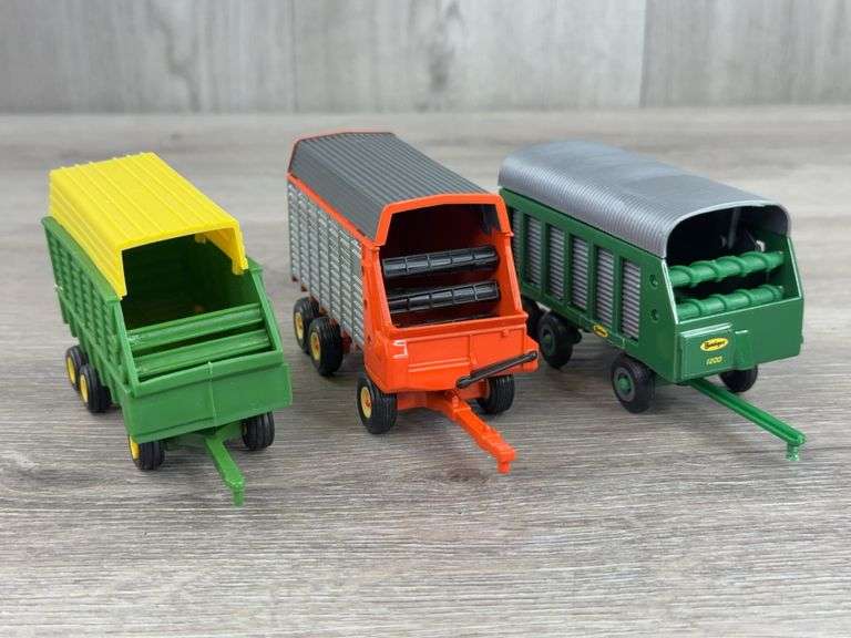 3 Forage Wagons, 1/64, 1 Ertl-1 Badger 1200 Scale Models, 1-Plastic