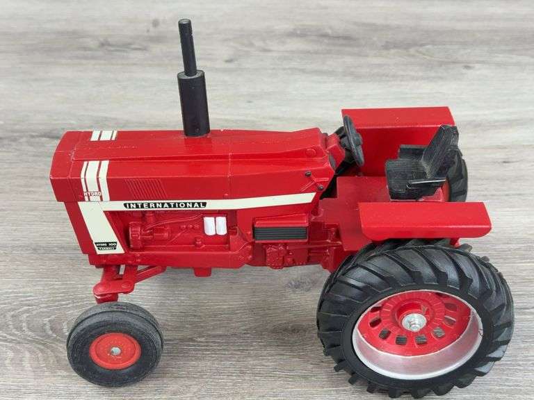International Farmall Hydro 100 WF, 1/16, Custom