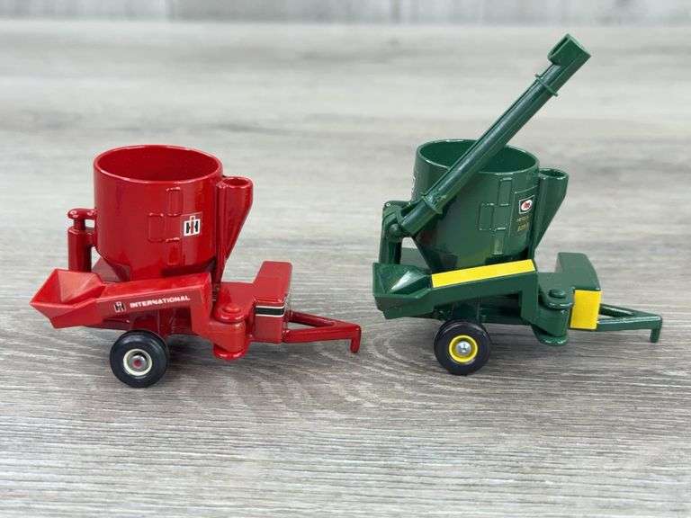 3 Mixer Mills-1 International, 2 Wagons, 1/64, 2 Mixers Missing Auger