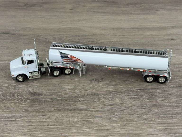 International Truck W/Tanker, 1/64, DCP, Missing Mirror