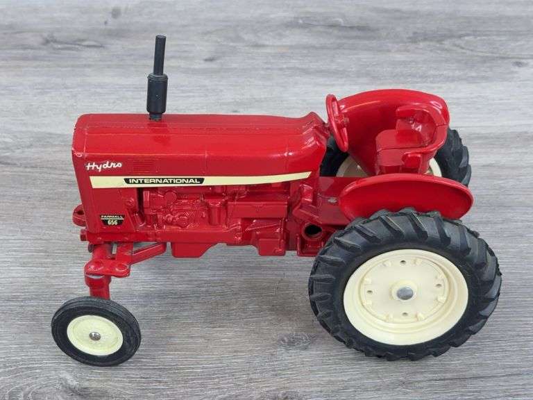 International Farmall Hydro 656 WF, 1/16, Custom