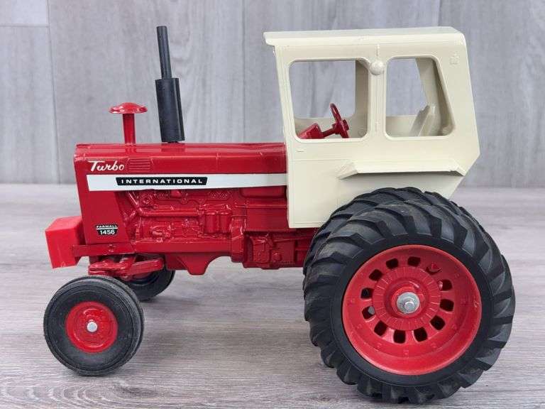 International Farmall 1456 WF Duals Cab, 1/16, Front Weights, Ertl