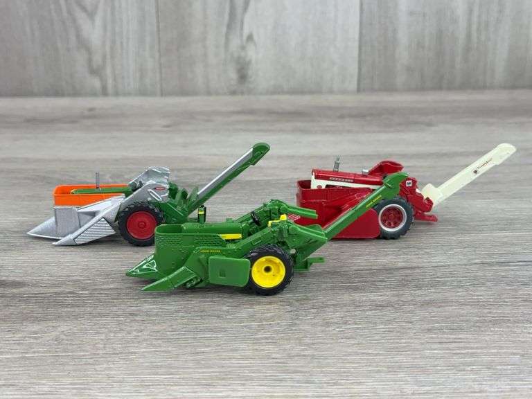 Farmall 560, John Deere 630& Oliver Row-Crop 88 W/Mounted Corn Pickers, 1/64, Custom