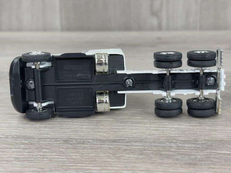 International Navistar & Kenworth T600A Trucks W/Bottom Dump Grain Trailers, 1/64, Ertl