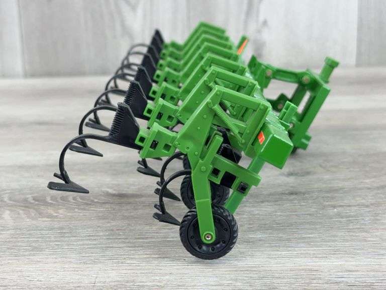 John Deere 856 Minimum Tillage Cultivator, 1/16, Ertl