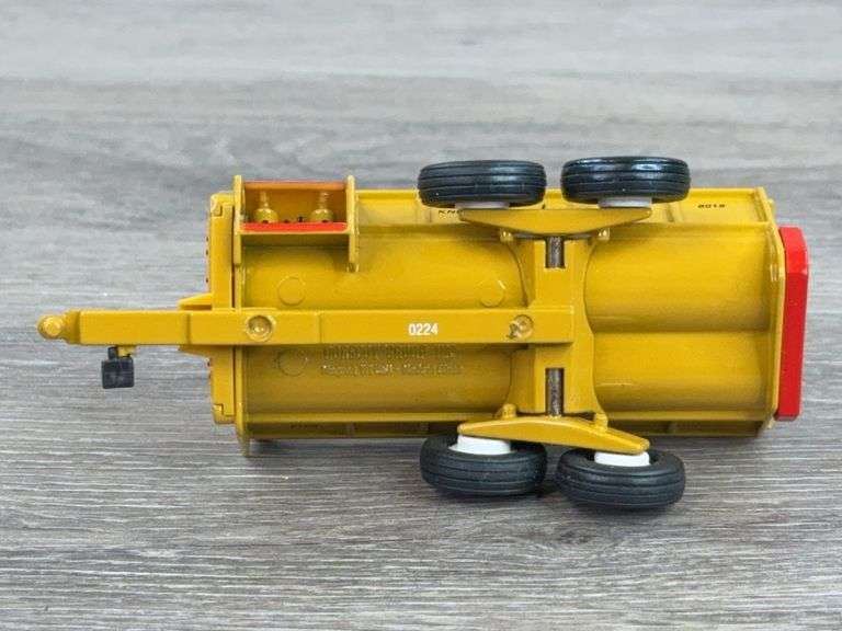 2 Manure Spreaders, 1 feed mixer, Knight & New Holland, 1/64, 2 Norscot, 1 Ertl