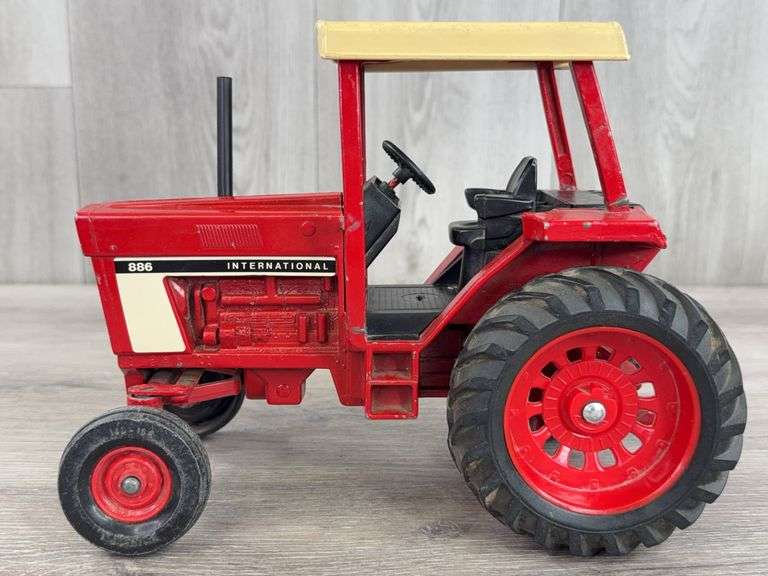 International 886 WF, 1/16, Ertl, ROPS Has Been Repaired